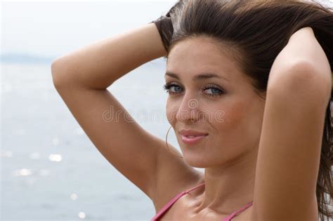 Primer De Una Mujer Joven Que Se Relaja En La Playa Imagen De Archivo Imagen De Cubo Bikini