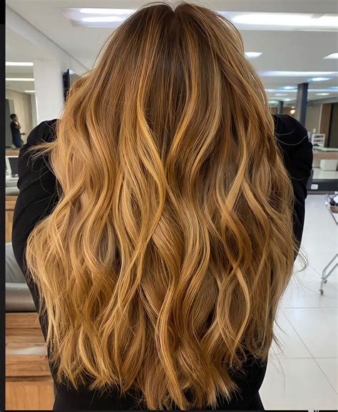 Tons de loiro mais pedidos nos salões de beleza Caramel blonde hair Hair job Honey blonde hair