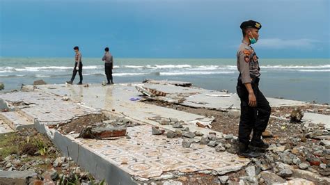 Tsunami In Indonesien Zahl Der Toten Steigt Auf Ber Der Spiegel