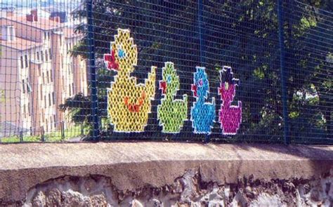 Colorful Art and Craft Ideas for Wire Net Fence Decorating