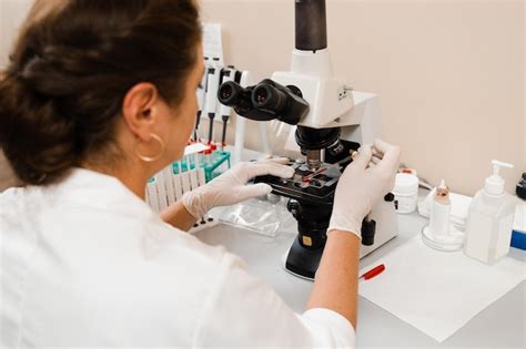 Assistente De Laboratório Examina Microscópio E Faz Exames De Sangue No