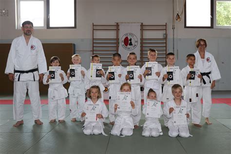 Jiu Jitsu Prüfungen 50 neue Gürtel verliehen Turnverein Hochstetten