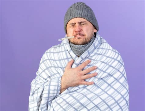 Douleur jeune homme slave malade blonde portant un chapeau d hiver et une écharpe enveloppée