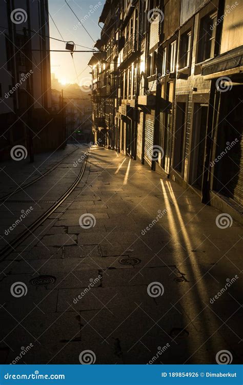 Ruas Do Antigo Porto Central Nas Raias De Um Amanhecer Atordoante Foto