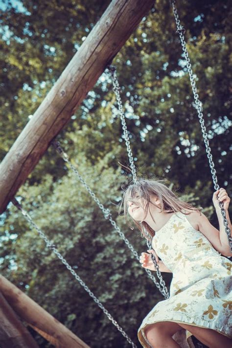 Fille Heureuse Sur L Oscillation Photo Stock Image Du Beau Femelle