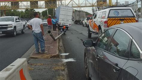 Camioneta Derriba Poste Y Paraliza Garza Sada ABC Noticias