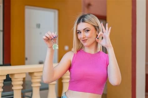 Junge H Bsche Blonde Frau Mit Hausschl Sseln Im Freien Zeigt Ok Zeichen Mit Den Fingern