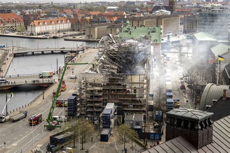 Kopenhagen Fassade der historischen Börse nach Brand eingestürzt