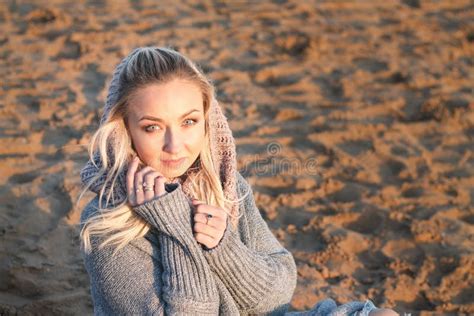 Femme Blonde Bouclée Sur La Plage Photo stock Image du plage cheveu 79035044