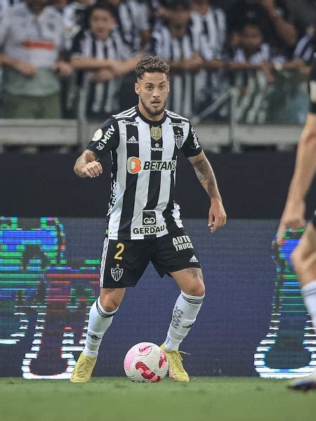 Vasco ganha concorrente espanhol por lateral do Atlético MG