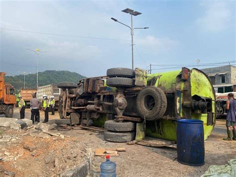 Truk Tangki Limbah Sawit Terguling Di Bandar Lampung Muatan Bercecer