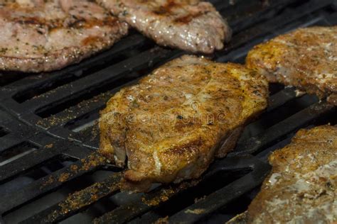 La Carne Jugosa Se Prepara En El Primer Plano De La Parrilla Con