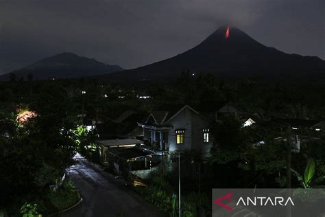 Gunung Merapi Muntahkan Tujuh Awan Panas Guguran Beruntun Senin Sore