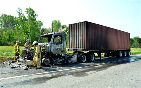 Un camion prend feu sur lautoroute 20 près de Drummondville et cause