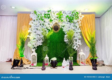 Green Artificial Grass Based Wedding Stage Stock Photo Image Of Bulb