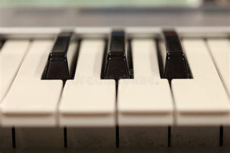 Fila De Teclas De Piano En Blanco Y Negro En Un Teclado De Piano Foto