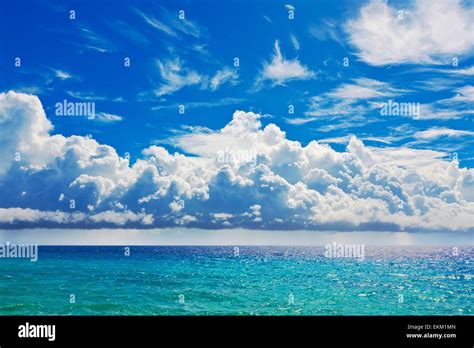 Schöne Aussicht auf Wolken über dem Meer Stockfotografie Alamy