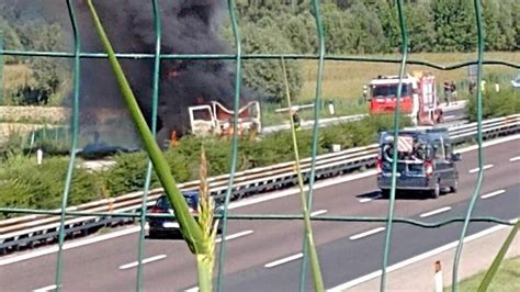 Tir In Fiamme In Mezzo All Autostrada Diversi Chilometri Di Coda Sulla