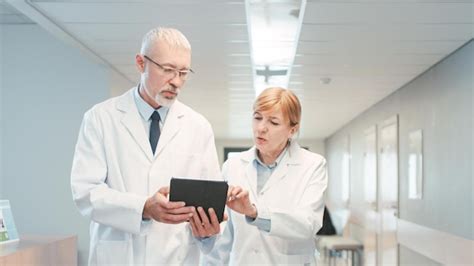 Dos Personas Con Batas Blancas De Laboratorio Miran La Pantalla De Una