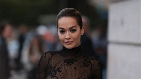 Rita Ora pokazała się w nagiej sukience Naked dressing to modowy hit