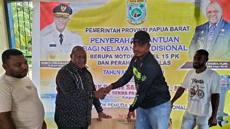 Pj Sekda Papua Barat Dance Sangkek Kembali Serahkan Bantuan Perahu Pada