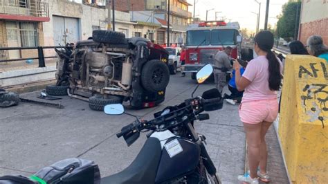 Accidente En Irapuato Se Vuelca Camioneta Con Una Familia Y Conductor