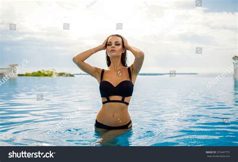 Sexy Model Wearing Bikini Pool Foto Stock Shutterstock