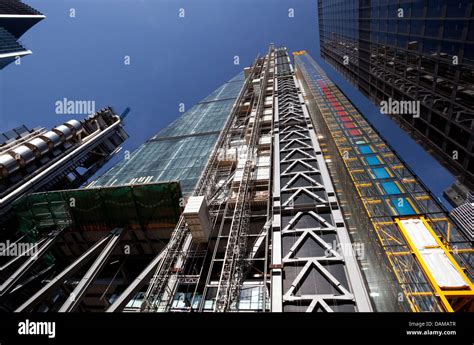 The Leadenhall Building Aka The Cheesegrater By Richard Rogers Rises Next To His Lloyd S