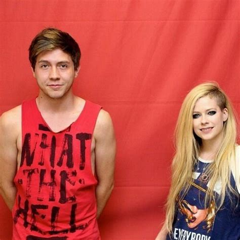 These Photos Of Avril Lavigne With Fans Are The Most Awkward Thing You
