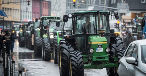 Landwirte Protestieren In Siegen Mit Traktor Demo Gegen Sparpl Ne