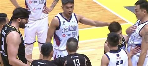 Basketball Top5 影快訊第一節就有火花！遭吳岱豪肩頂挑釁 牧倫斯失控直接怒推爆粗口