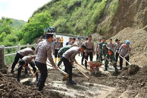 Polri Dan Tni Bantu Bersihkan Timbunan Tanah Longsor Akibat