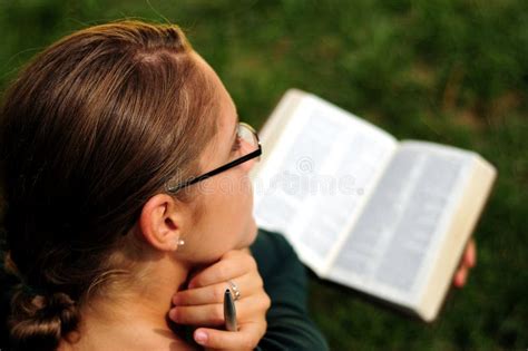 Le relevé d étudiant photo stock Image du filles femme 6178688