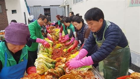 충북 청주시 운천신봉동 사랑의 김장 담그기 행사 실시