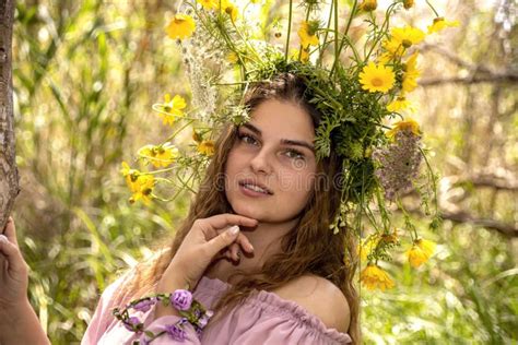 El Retrato De Una Mujer Joven En Una Guirnalda De Flores Se Cierra Para