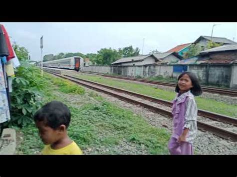 Datang Dan Pergi Commuter Line Walahar Ekspres Di Stasiun Lemah Abang