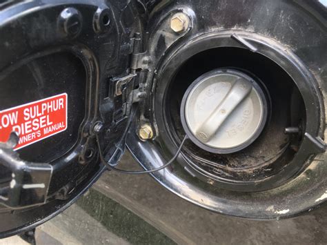 Просто снятие лючка бензобака — Toyota Corolla Verso, 2,2 л, 2006 года ...