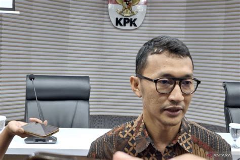 Penyidik KPK Dalami Isi Ponsel Hasto Terkait Pencarian Harun Masiku