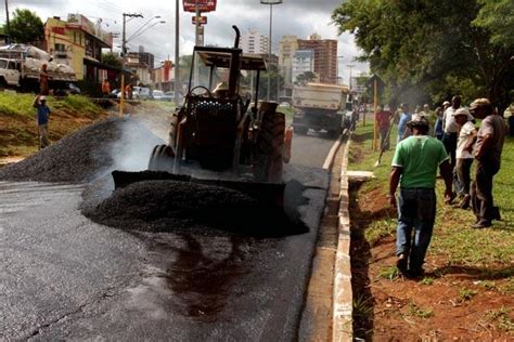 Secretaria de Obras executa recape em três quarteirões da Avenida