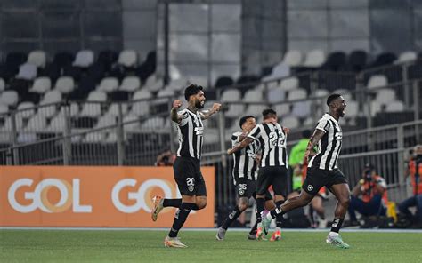 Botafogo domina Fluminense vence clássico e assume a liderança do