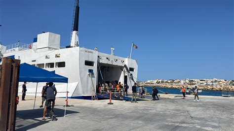 Migranti Hotspot Lampedusa Pieno Nonostante Trasferimenti