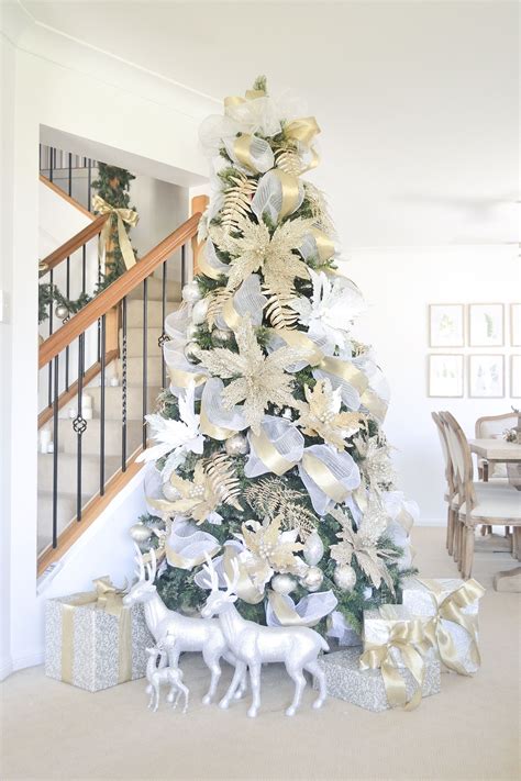 Christmas Tree In White And Gold This Is Gorgeous Elegant Christmas