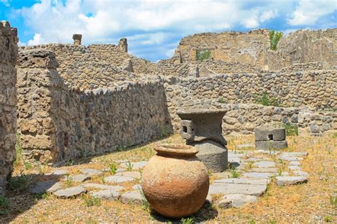 Ruinas De La Antigua Ciudad Italiana De Pompeya Foto Premium