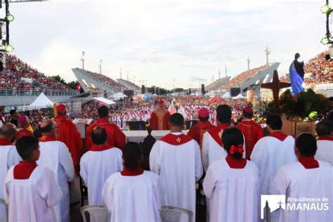 Cerca de 80 mil pessoas participam da celebração de Pentecostes em