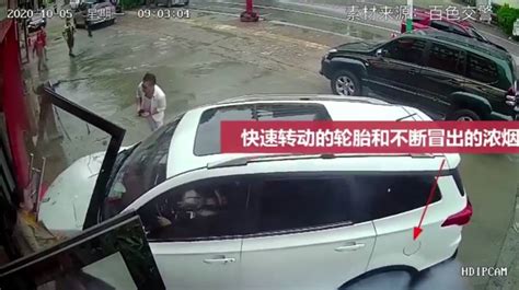 百色新手女司机油门当刹车，撞人后继续猛踩油门，车轮冒出浓烟 搜狐大视野 搜狐新闻