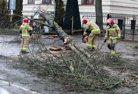 Silne wichury w całej Polsce Tysiące interwencji strażackich