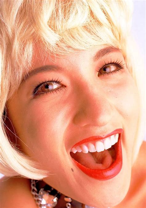 Smoking Hot Babes Exposes Her Body While She Poses 15 Photos