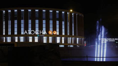 Un Haz De Luz Azul Ilumina El Cielo En Atocha En Homenaje A Las