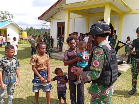 Keseruan Satgas Yonif Kk Bagikan Makanan Untuk Anak Di Perbatasan