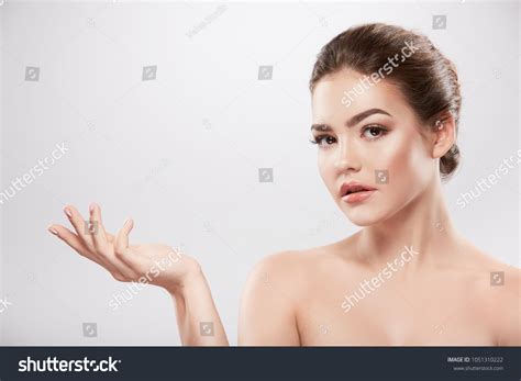 Young Girl Nude Make Naked Shoulders Foto Stock 1051310222 Shutterstock